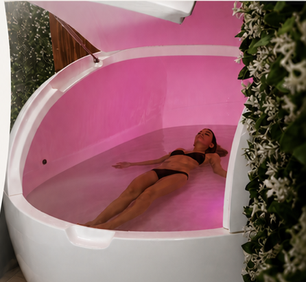 Personne en flottaison sensorielle dans le cocon Le Cocon Ti Fleur